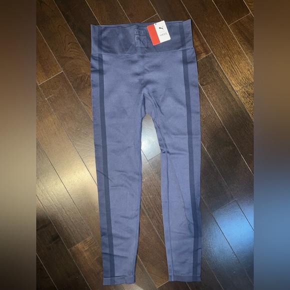 Puma x Vogue Sports Bra & Leggings Set - Picture 4 of 6